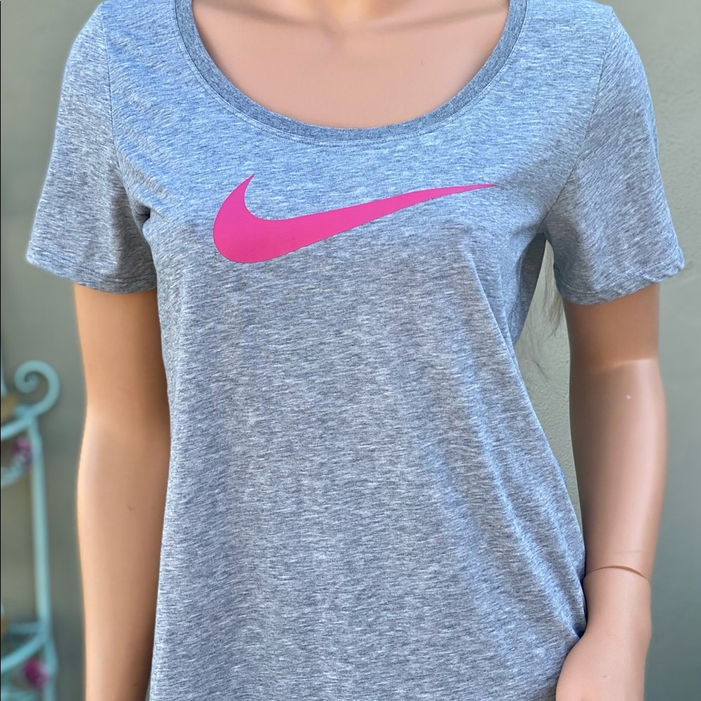 “THE NIKE TEE” DRI-FIT Athletic Cut Scoop T-shirt - Picture 14 of 14